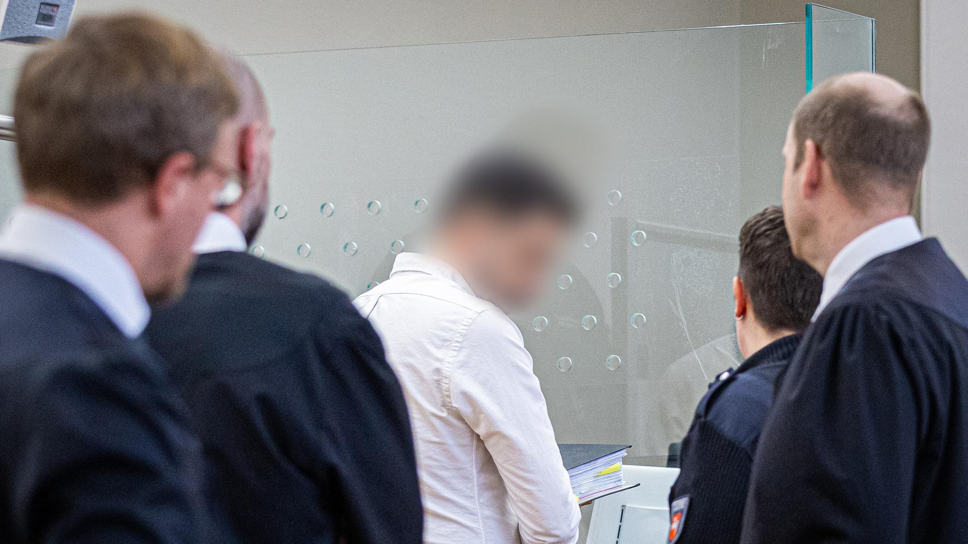 Der Angeklagte Yashar G. kommt im Rahmen des Prozesses gegen ihn gemeinsam mit Justizmitarbeitern in einen Saal des Landgerichts Hannover. | picture alliance/dpa, Moritz Frankenberg