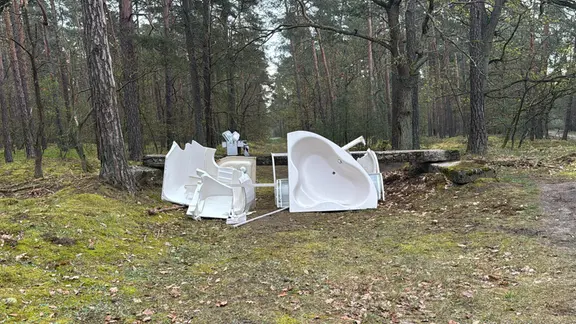 Sogar eine Eckbadewanne haben Unbekannte im Wald bei Krugsdorf abgeladen. Immer wieder wird so illegal Müll entsorgt. Der Landkreis sucht nun nach den Verursachern. | Kreis Vorpommern-Greifswald, Florian Stahlkopf Illegaler Abfall in einem Wald bei Pasewalk