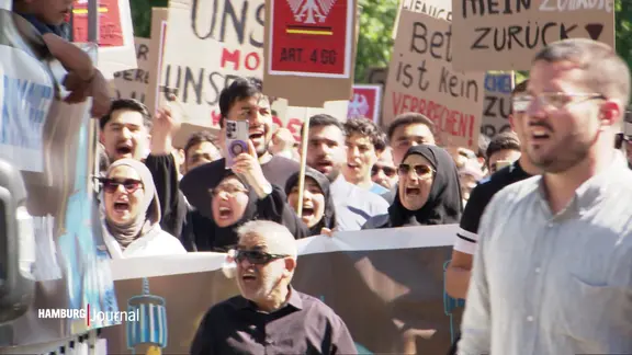 Menschen demonstrieren vor der blauen Moschee.