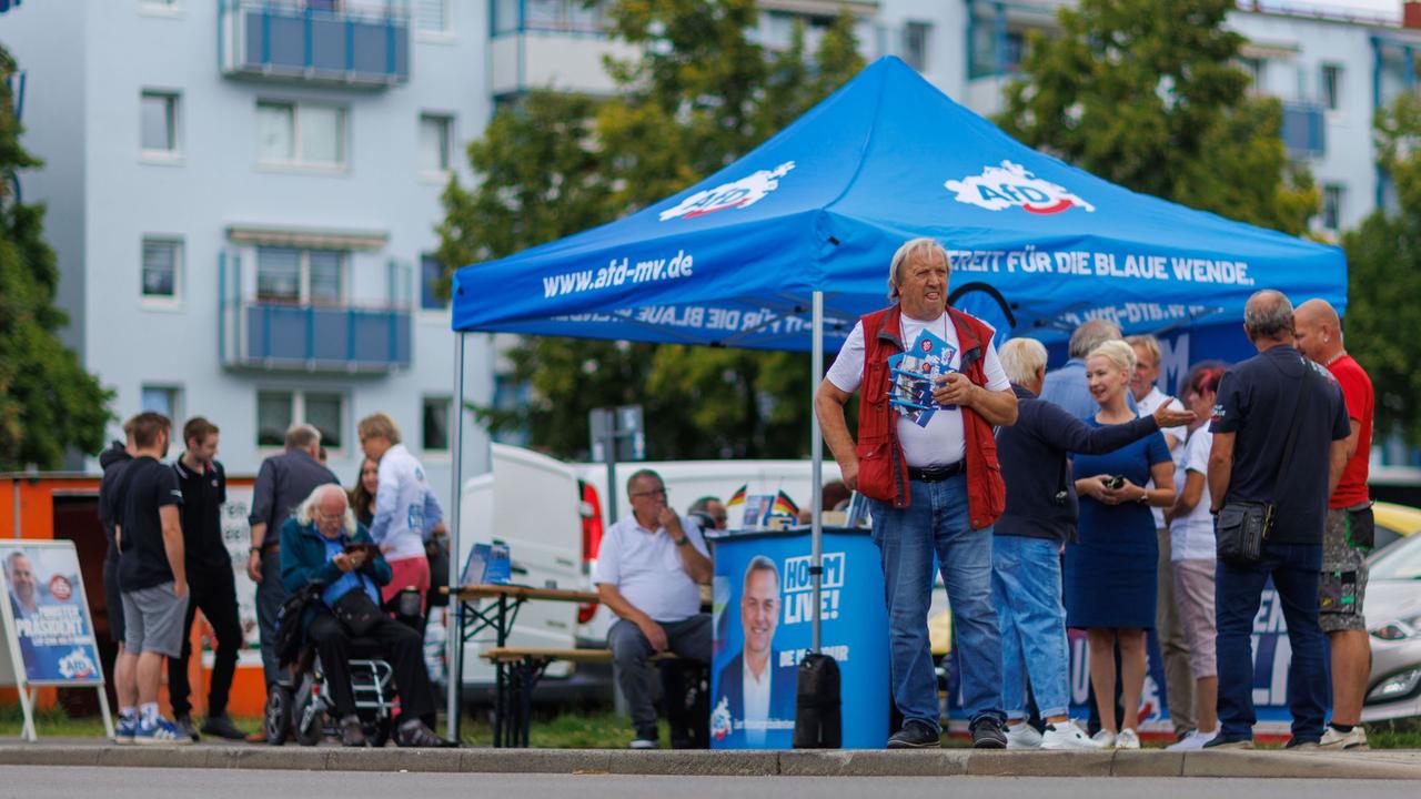 Mecklenburg-Vorpommern, Schwerin: Ein Infostand der AfD wird beim Straßenwahlkampf der Partei im Stadtteil Lankow aufgebaut
