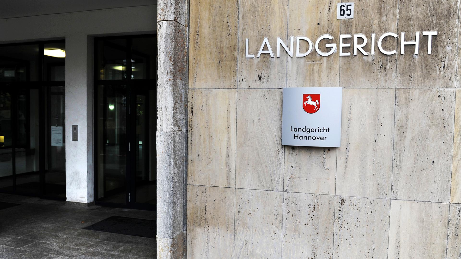 Der Eingang vom Landgericht Hannover. | picture alliance / dpa | Julian Stratenschulte