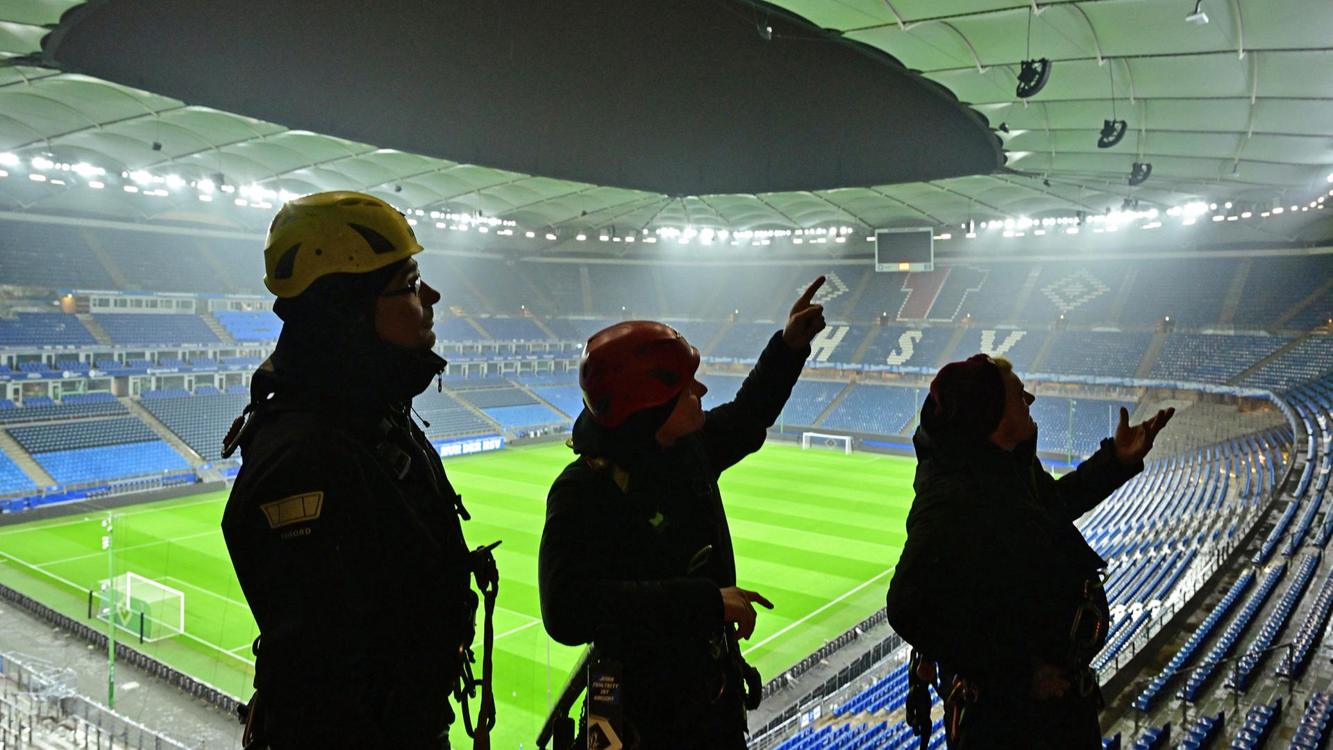 Inspektion des Daches im Volksparkstadion | Witters