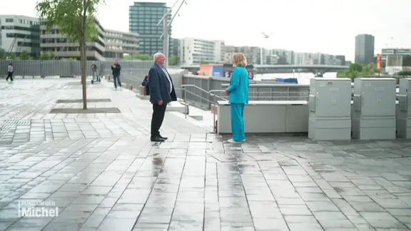 Prof. Thomas Krüger von der HafenCity Universität im Interview mit Merlin van Rissenbeck. Sie stehen draußen im Überseequartier.