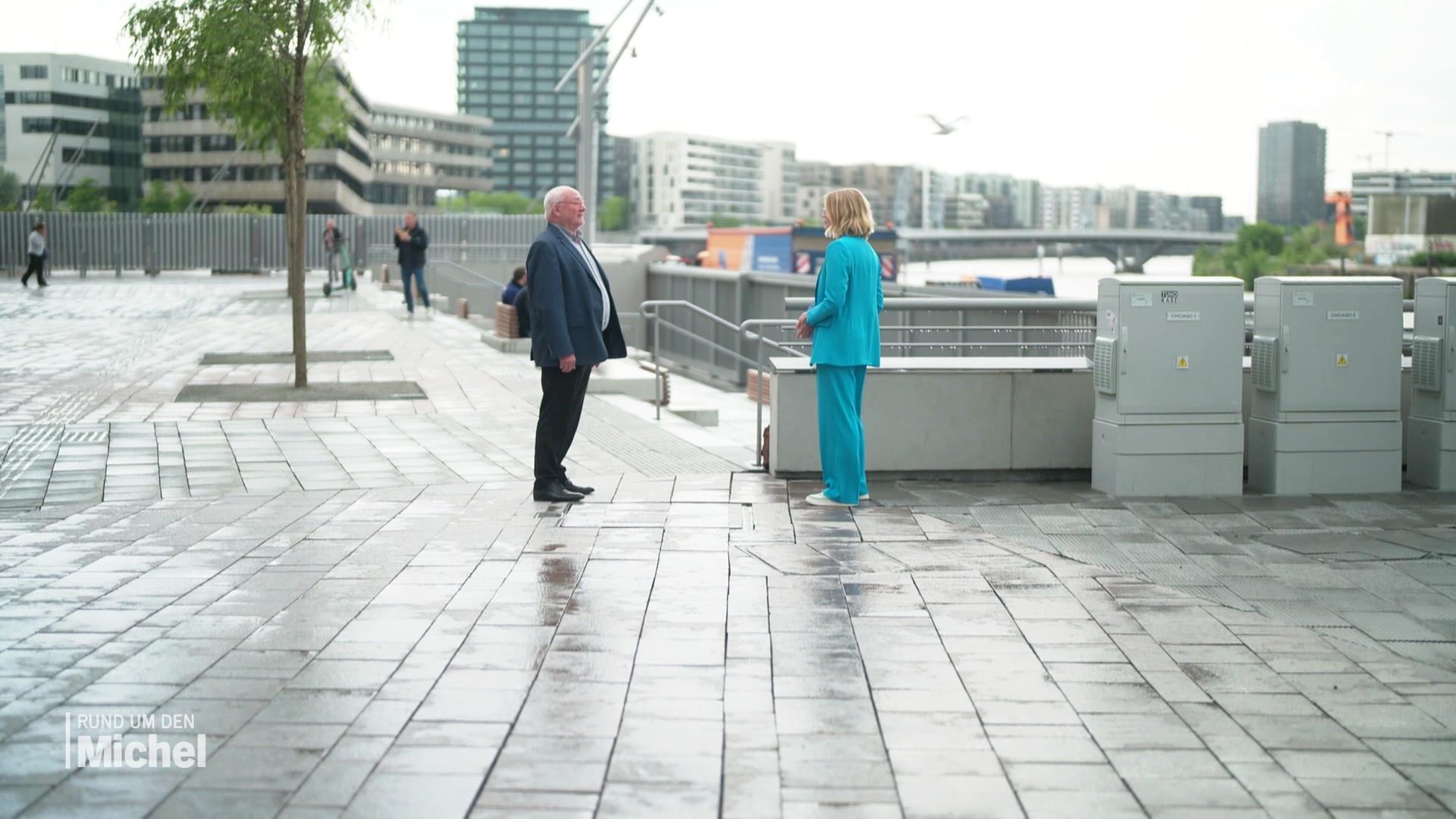 Prof. Thomas Krüger von der HafenCity Universität im Interview mit Merlin van Rissenbeck. Sie stehen draußen im Überseequartier. | Screenshot