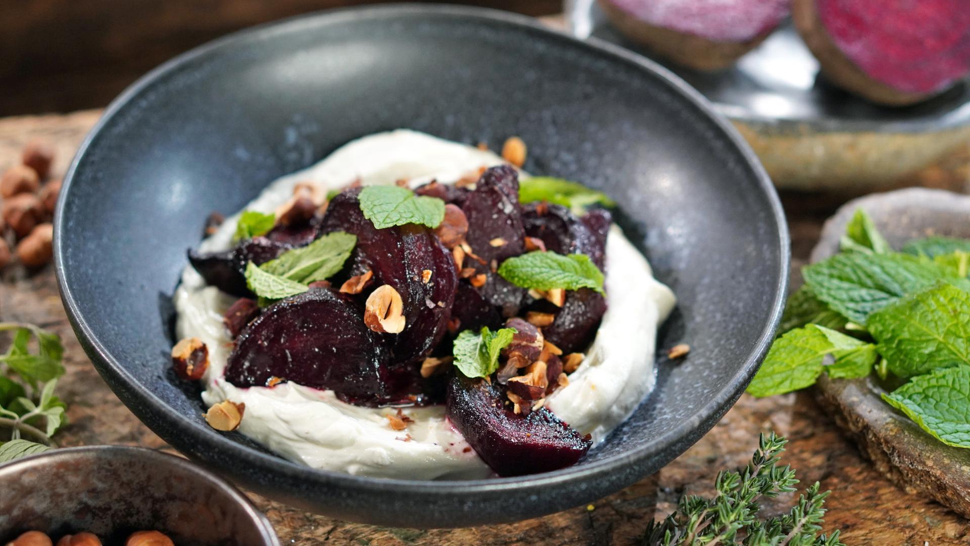 Gebackene Rote Bete mit Anis-Labneh und Haselnüssen | NDR/Florian Kruck