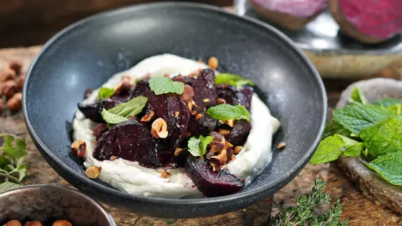 Gebackene Rote Bete mit Anis-Labneh und Haselnüssen