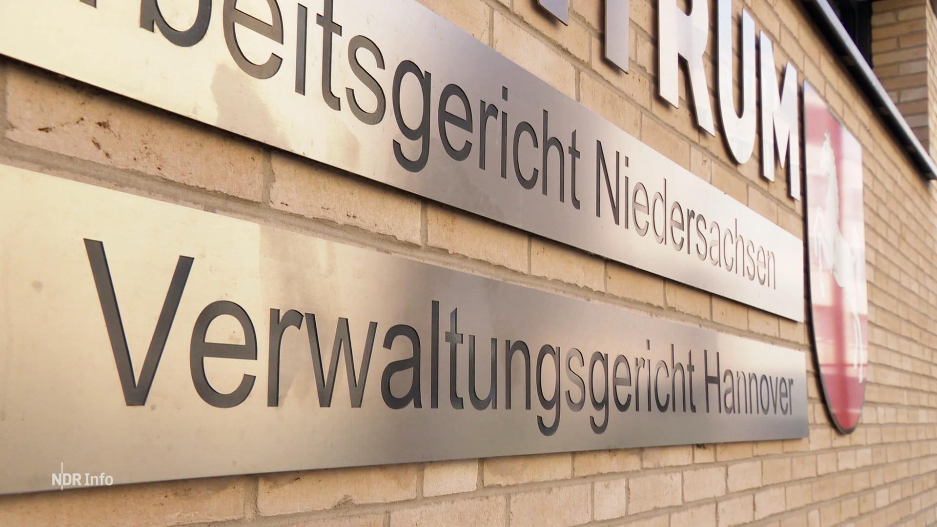 An einer Häuserwand ist u.a. eine Plakete mit der Aufschrift 