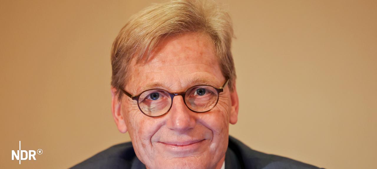 Karl Gernandt von der Kühne-Holding-AG auf einer Sonder-Landespressekonferenz zur Planung und Realisierung einer neuen Oper in Hamburg. | picture alliance/dpa, Christian Charisius Karl Gernandt von der Kühne-Holding-AG auf einer Sonder-Landespressekonferenz zur Planung und Realisierung einer neuen Oper in Hamburg.
