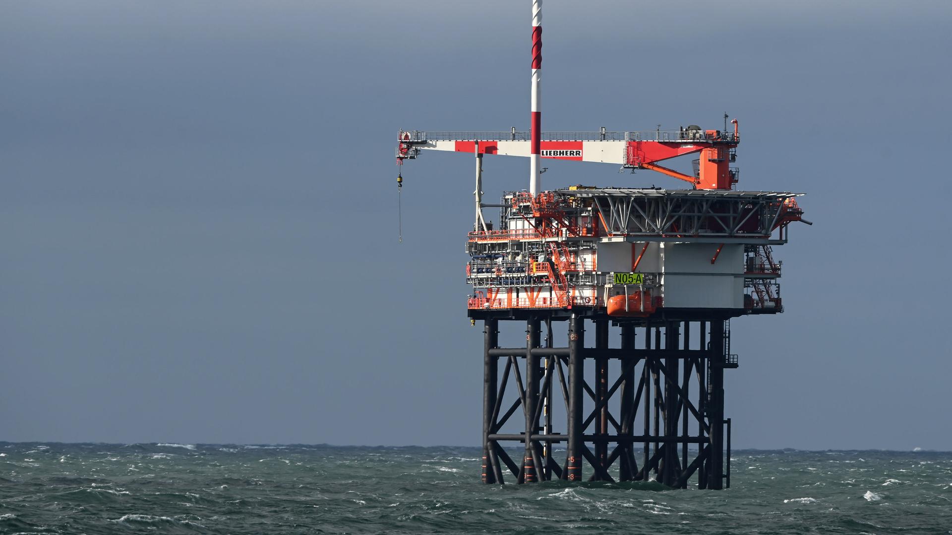 Eine Bohrinsel von der Firma One Dyas steht in der Nordsee. | picture alliance/dpa, Lars Penning