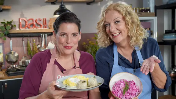 Bettina Tietjen (r.) präsentiert einen Roten Heringssalat und Elena Uhlig (l.) Königsberger Klopse mit Kartoffelpüree.