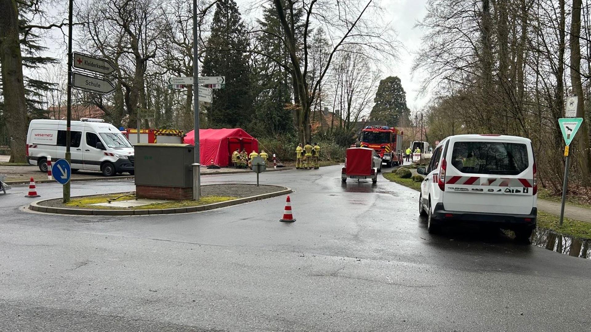 Einsatzkräfte arbeiten in Stuhr an einer defekten Gasleitung. | swb AG