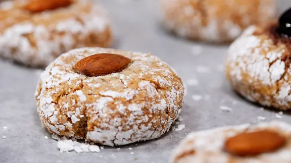 Runder italienischer Mandelkeks mit einer Mandel dekoriert | NDR, Claudia Timmann Runder italienischer Mandelkeks mit einer Mandel dekoriert