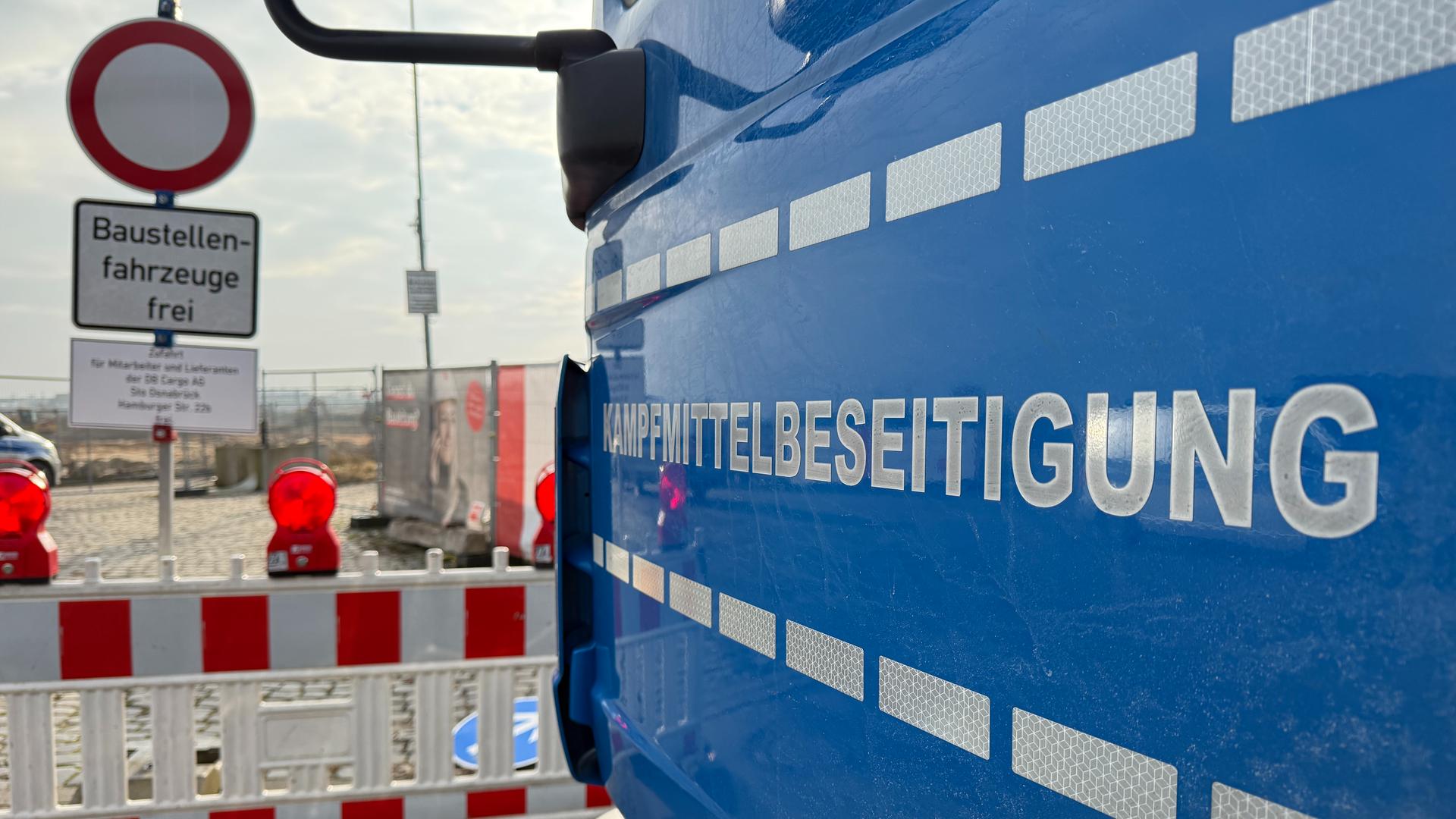 vorderer Teil eines großen Fahrzeugs mit der Aufschrift 