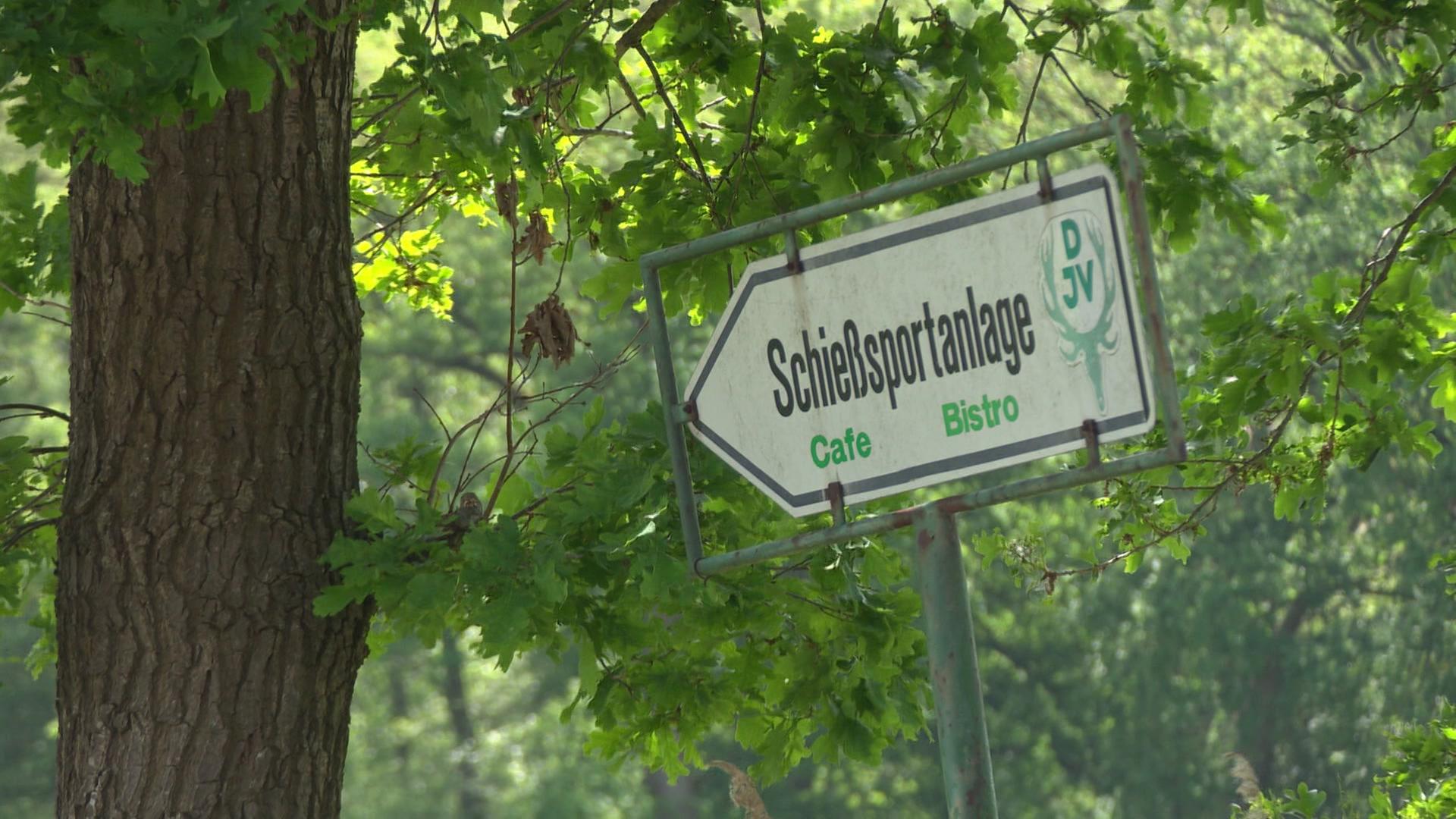 Auf einem Schild neben einer Eiche steht 