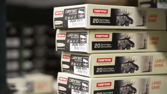 Gestapelte Verpackungen von giftiger Bleimunition.