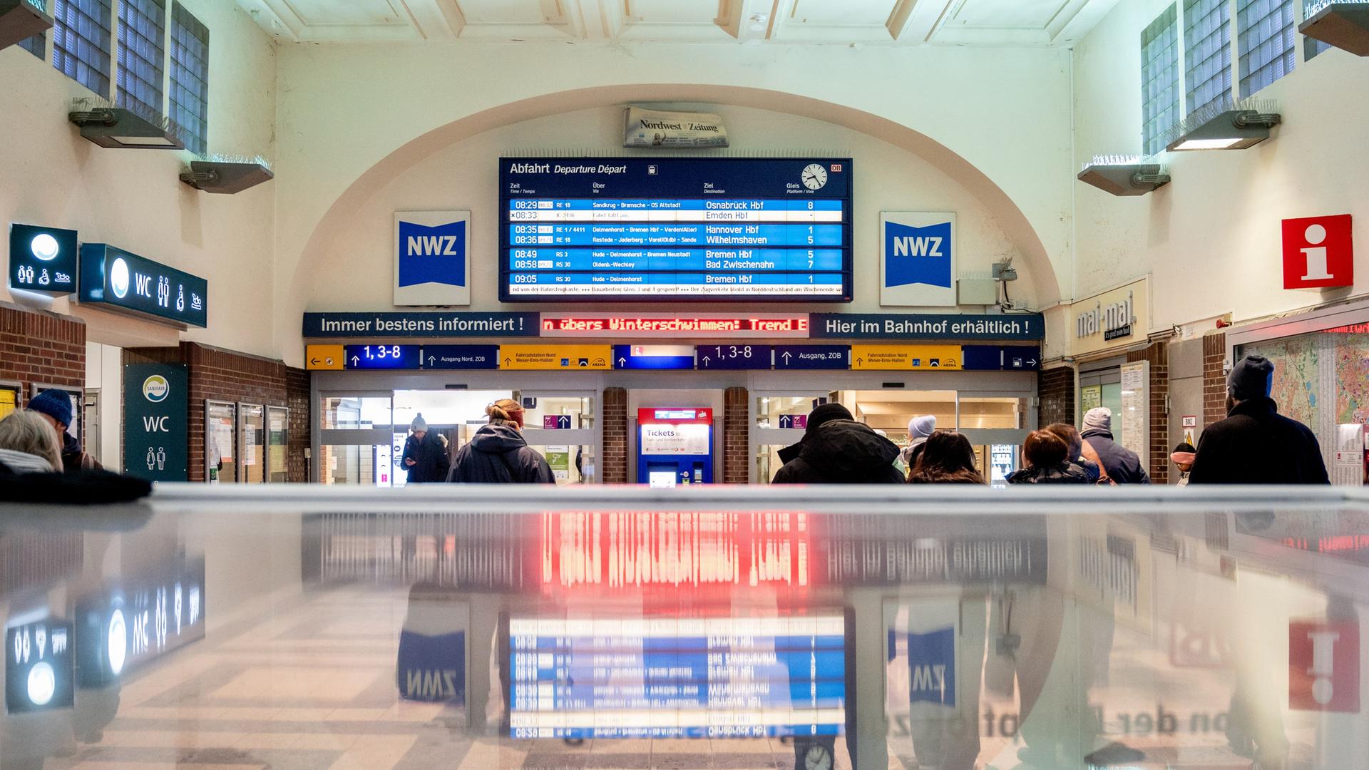 Reisende stehen vor einer Anzeigetafel der Bahn | picture alliance/Hauke-Christian Dittrich