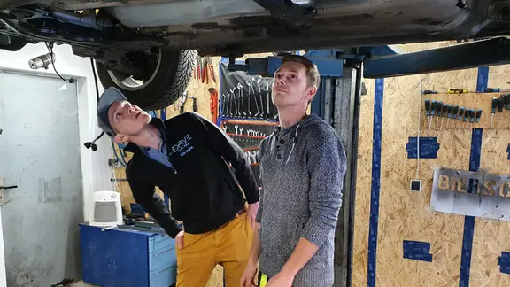 Nils Iwahn und Arjan Meyer begutachten einen umgerüsteten PKW.