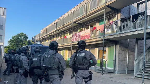 Einsatzkräfte der Bundespolizei während des Durchsuchungseinsatzes.