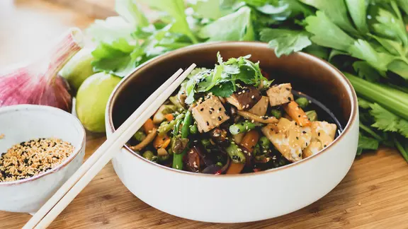 Gebratener Tofu mit Gemüse und Pilzen in einer Schale serviert. | NDR, Tarik Rose Gebratener Tofu mit Gemüse und Pilzen in einer Schale serviert.