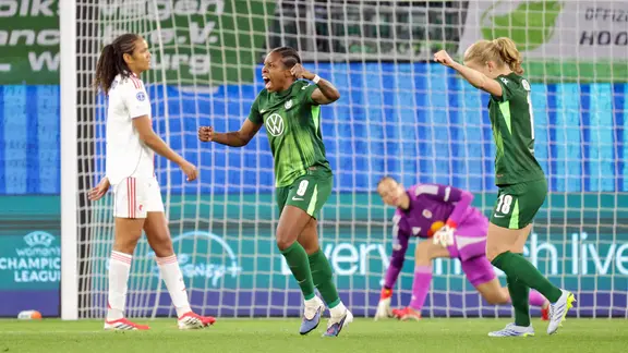 Wolfsburgs Lineth Beerensteyn bejubelt einen Treffer.