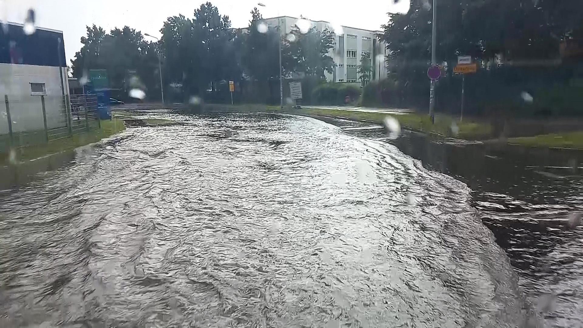 Bentwisch: Starke Regenfälle sorgen für überflutete Straßen