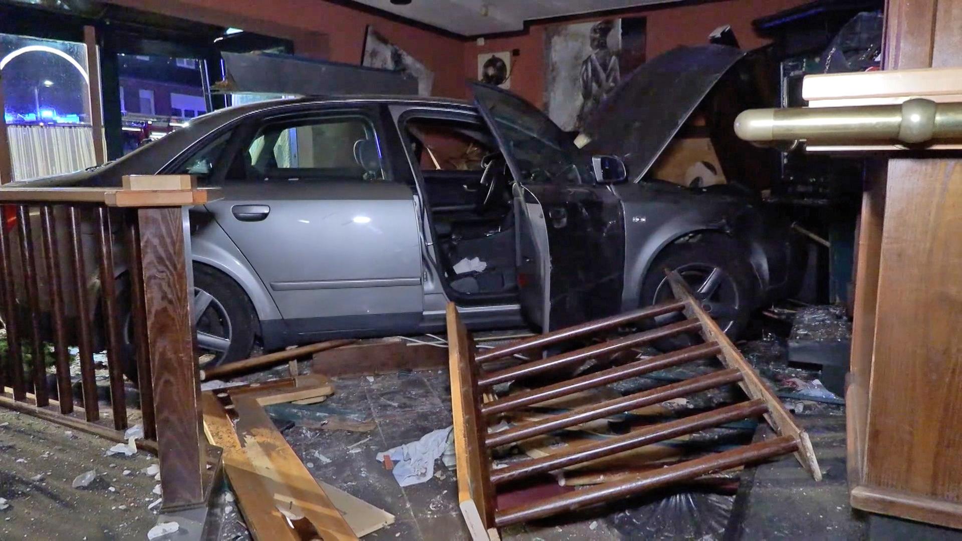 Ein Auto steht nach einem Unfall in einer Kneipe. | Nord-West-Media TV