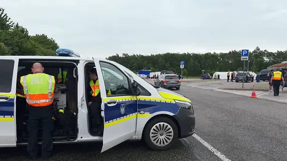 Ein Fahrzeug des Zolls bei einer Großkontrolle auf Alkohol, Drogen und Medikamente bei Wittenburg auf der A24.