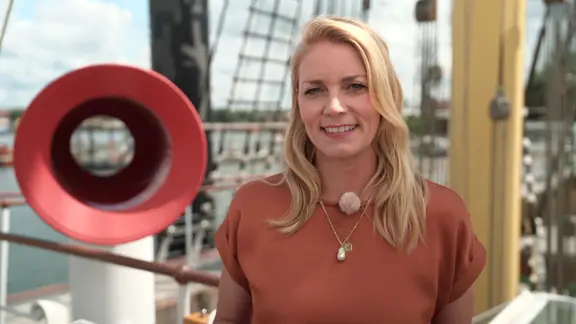 Moderatorin Dina Hille auf der "Peking".