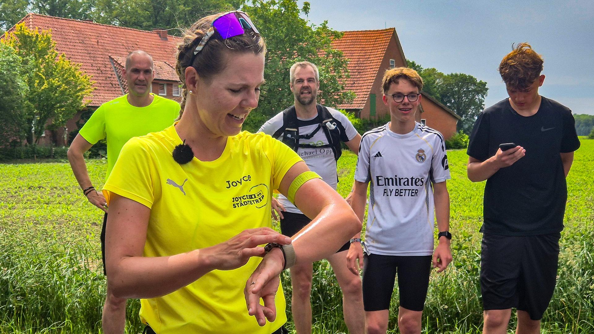 Extremläuferin Joyce Hübner nach ihrem 367. Marathon im Ziel im Emsland. | NDR, Jannis Gulde