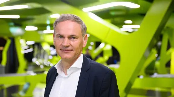 Oliver Blume, Vorstandsvorsitzender der Volkswagen AG und Porsche AG, steht für Fotoaufnahmen vor Beginn der Jahrespressekonferenz der Volkswagen Group in der Autostadt.