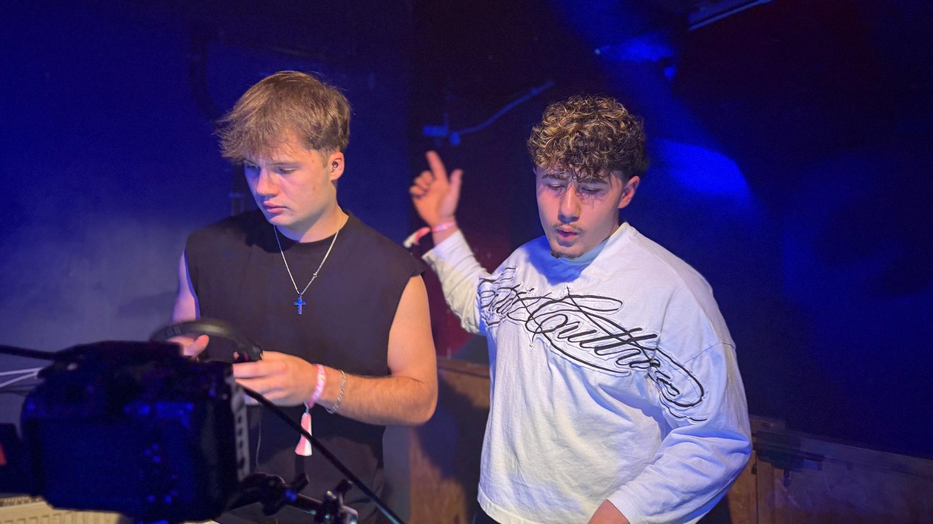 Sebastian Bocklage steht an den Turntables bei seinem Auftritt. | NDR / Pascal Klug