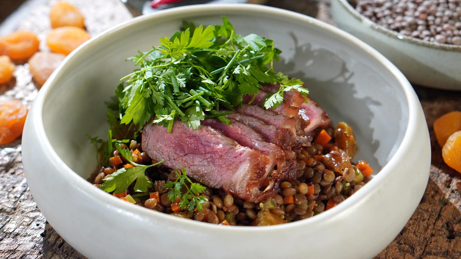 Linsensalat mit Rindersteak-Streifen und Kräutern | NDR/Florian Kruck