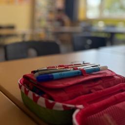 Eine Federtasche auf einem Schultisch in einem Klassenraum