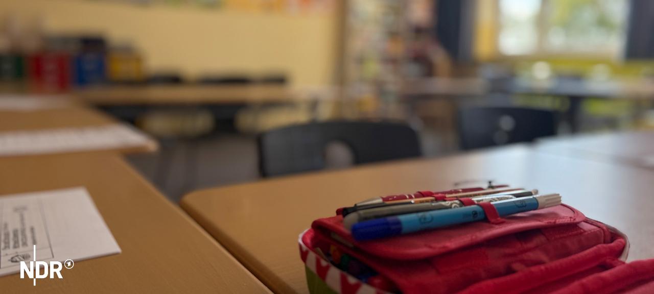 Eine Federtasche auf einem Schultisch in einem Klassenraum | NDR, Tobias Gellert Eine Federtasche auf einem Schultisch in einem Klassenraum