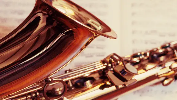 Saxofon liegt auf Notenblatt