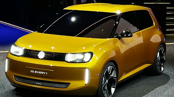 Ein neues Elektroauto von Volkswagen wird auf einer Messe vorgestellt.