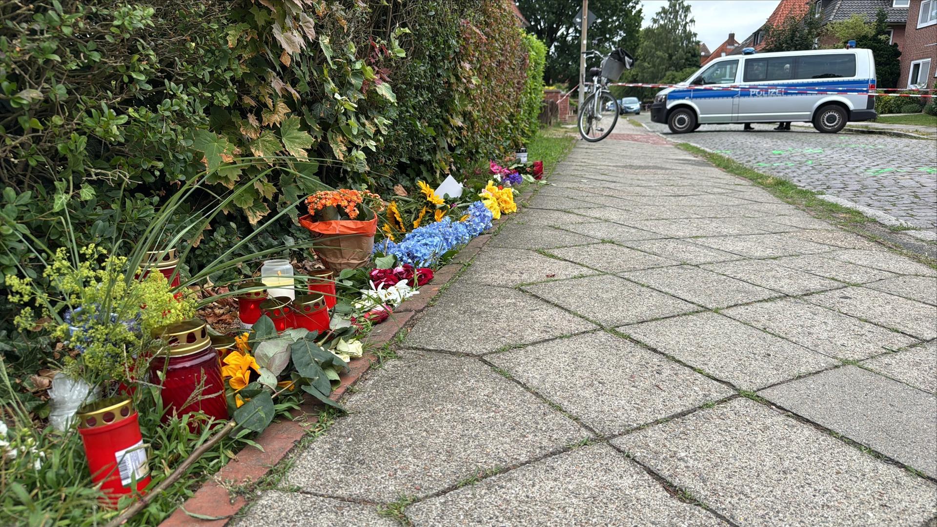 Am Tatort haben Anwohnerinnen und Anwohner Blumen niedergelegt. | Lisa Göllert