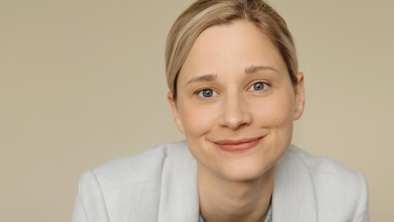  Giulia Enders lächelt in die Kamera. 