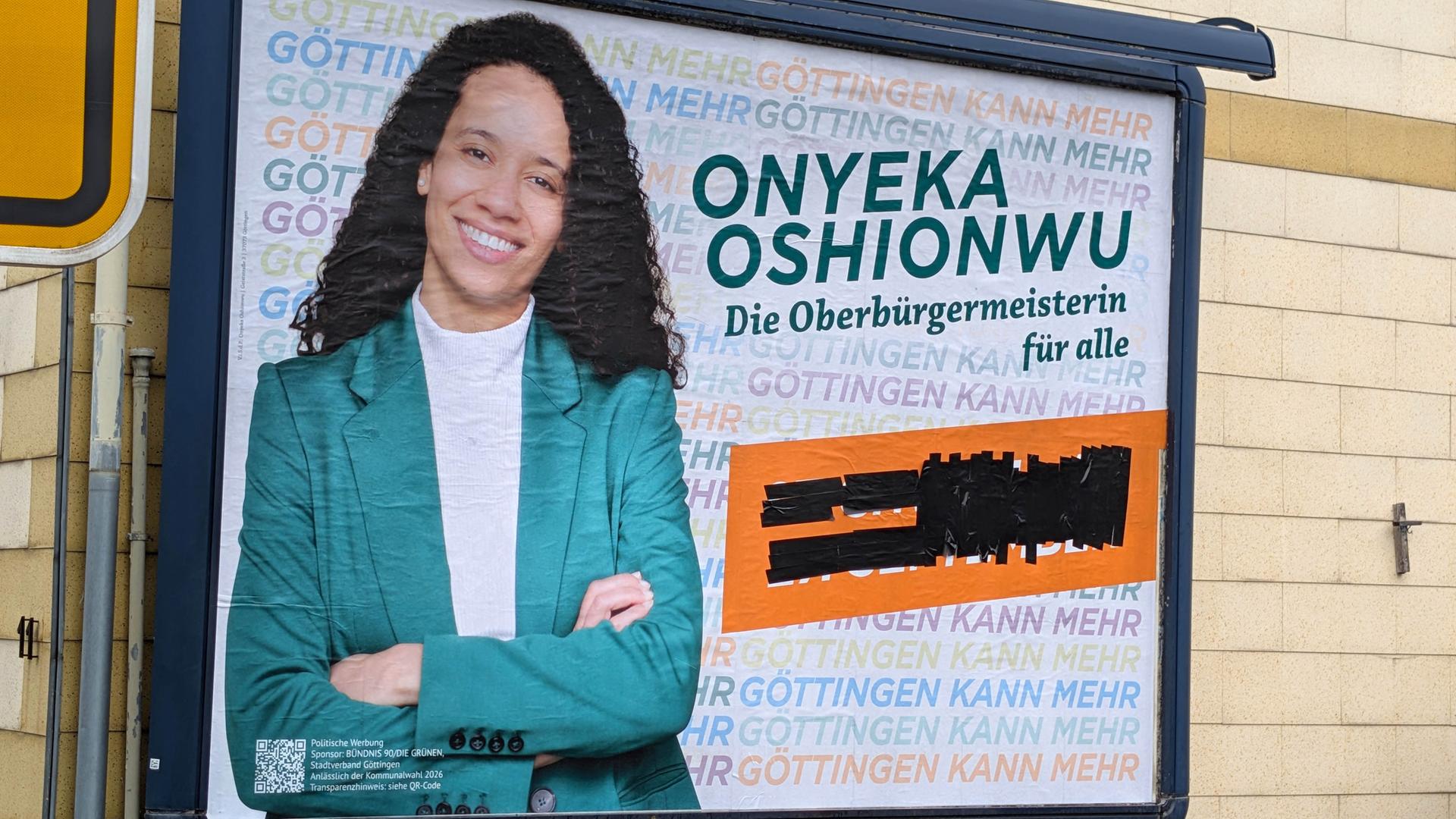 Ein Plakat der Göttinger Oberbürgermeisterkandidatin Oshionwu (Grüne) hängt an einer Wand. | picture alliance/dpa, Stefan Rampfel
