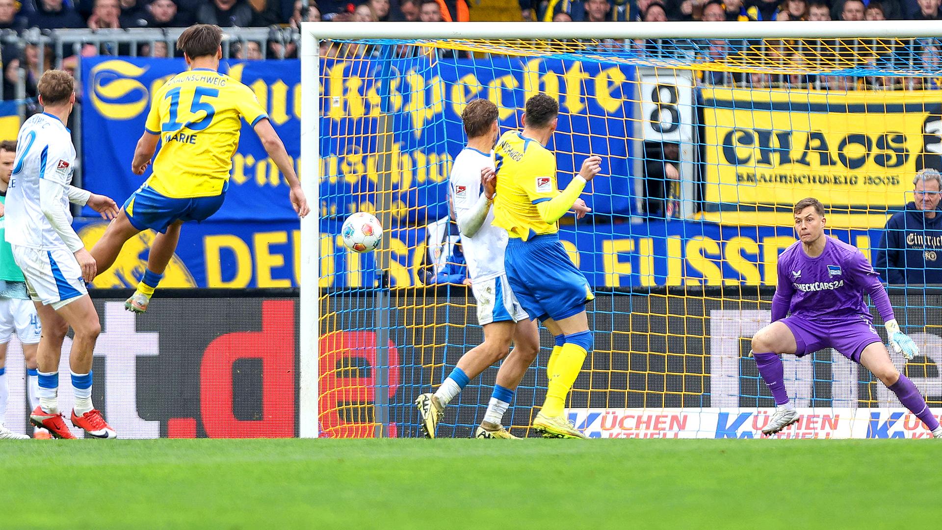 Braunschweig Max Marie trifft gegen Hertha BSC. | IMAGO/Jan Huebner