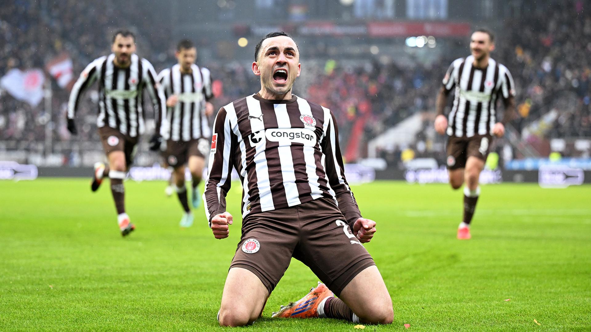 St. Paulis Manolis Saliakas bejubelt einen Treffer. | Witters/TimGroothuis