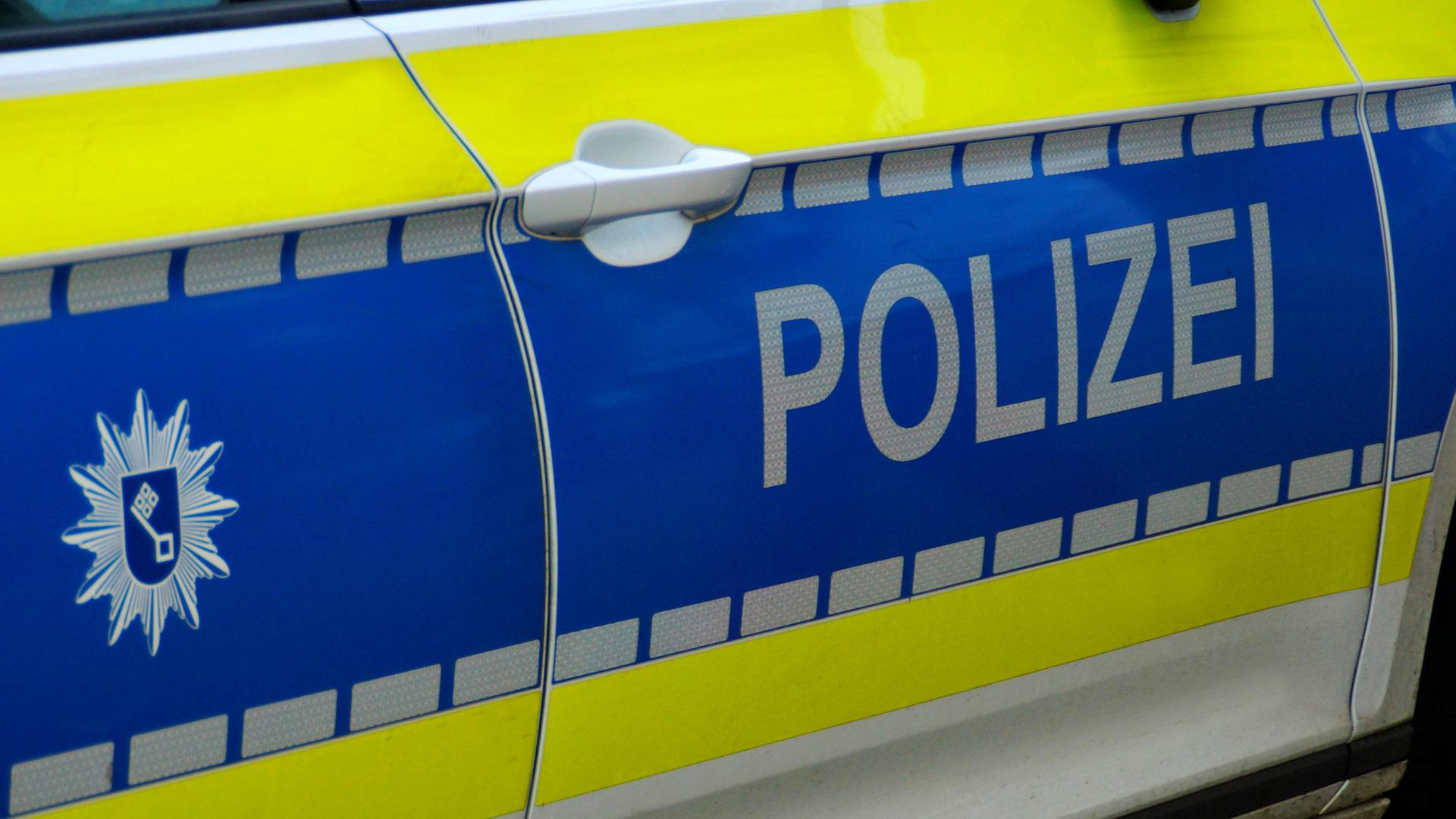Die Tür eines Polzeiwagens der Polizei Bremen. | picture alliance/CHROMORANGE, Matthias Stolt