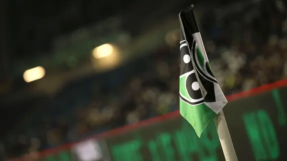 Eine Eckfahne mit dem Vereinslogo von Hannover 96