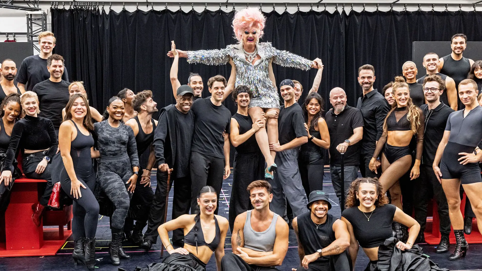 Zehn Nationen, eine Bühne: Moulin Rouge startet bald mit großer Cast in ...