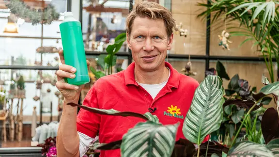 Gärtner Peter Rasch hält eine Plastikflasche hoch | NDR , Udo Tanske Gärtner Peter Rasch hält eine Plastikflasche hoch