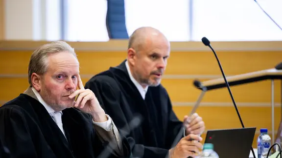 Die Staatsanwaltschaft mit Oberstaatsanwalt Andre Schmidt (l-r) und dem Ersten Staatsanwalt Daniel Facca sitzen vor Prozessbeginn im Gerichtssaal im Landgericht Braunschweig beim Dieselprozess gegen ehemalige Volkswagen-Mitarbeiter.