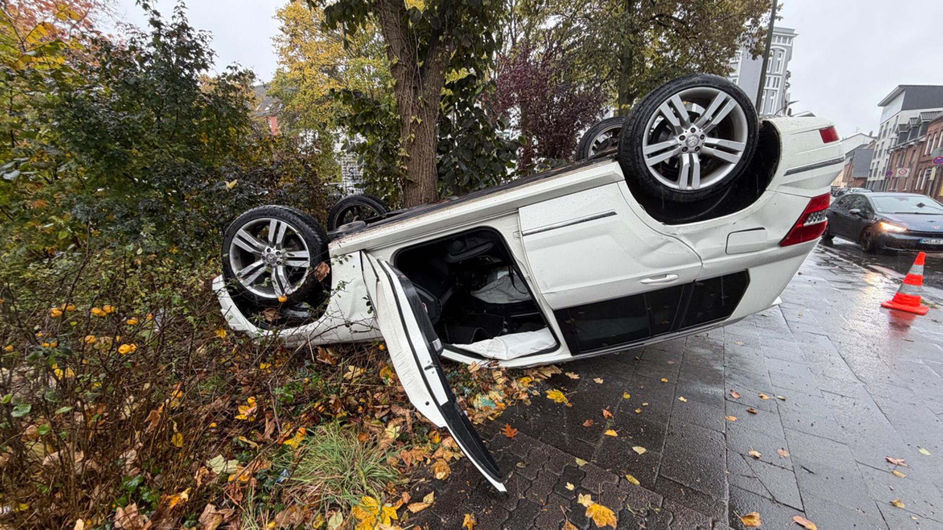 Ein verunfallter Pkw liegt auf dem Dach | Daniel Friedrichs