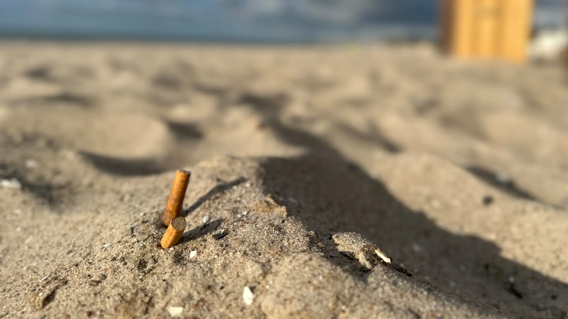 Zigaretten am Strand, Kippen im Sand: Debatte um Rauchverbot