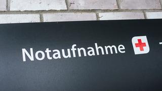 Schild mit der Aufschrift: "Notaufnahme" an einer Häuserwand
