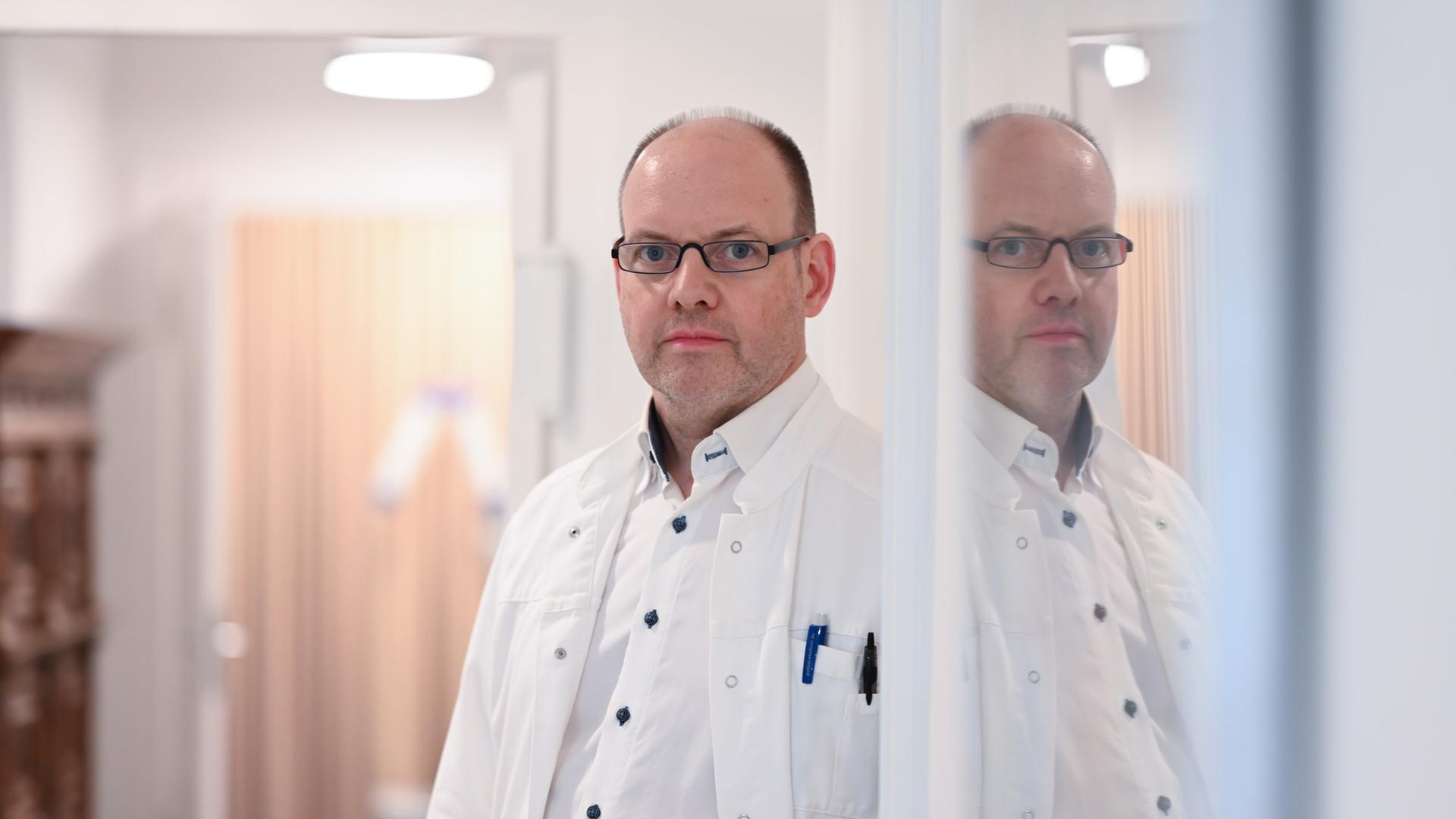 Hautarzt Bernd Josef Brinker steht in seiner Praxis in Weener in Ostfriesland. | picture alliance/dpa, Lars Penning
